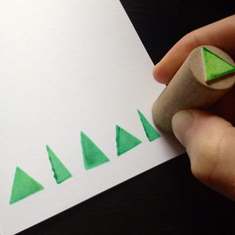 DIY-julkort-instruktioner-stämpel-triangulär-trä-skum-tejp
