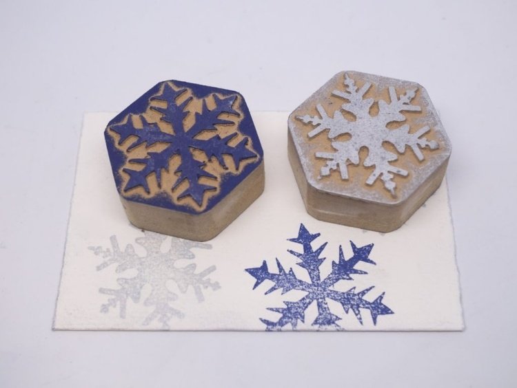 Julkort-gör-det-själv-pyssel-instruktioner-idéer-snöflinga-stämpel-papper
