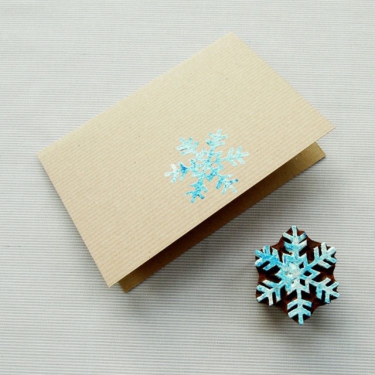 Julkort-gör-det-själv-pyssel-instruktioner-idéer-snöflinga-stämpel-färg-papper