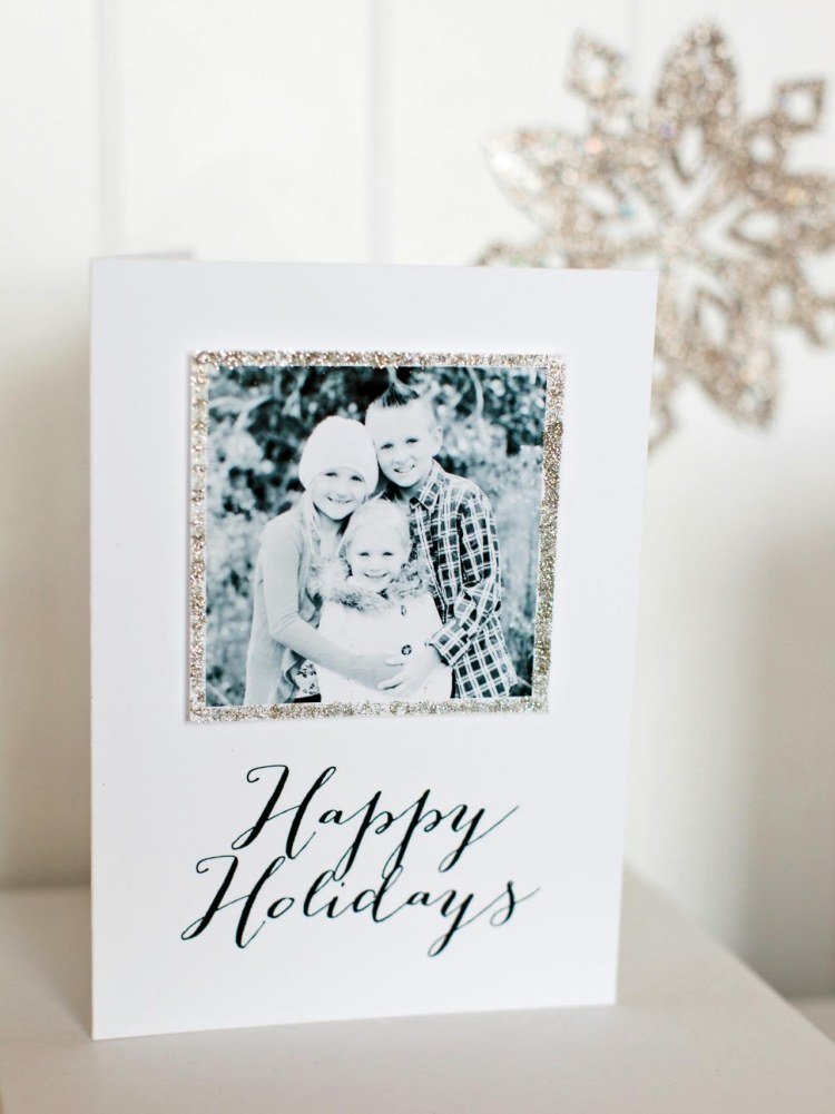 julkort-gör-det-själv-idéer-festligt-familjefoto-svart-vitt-glitter