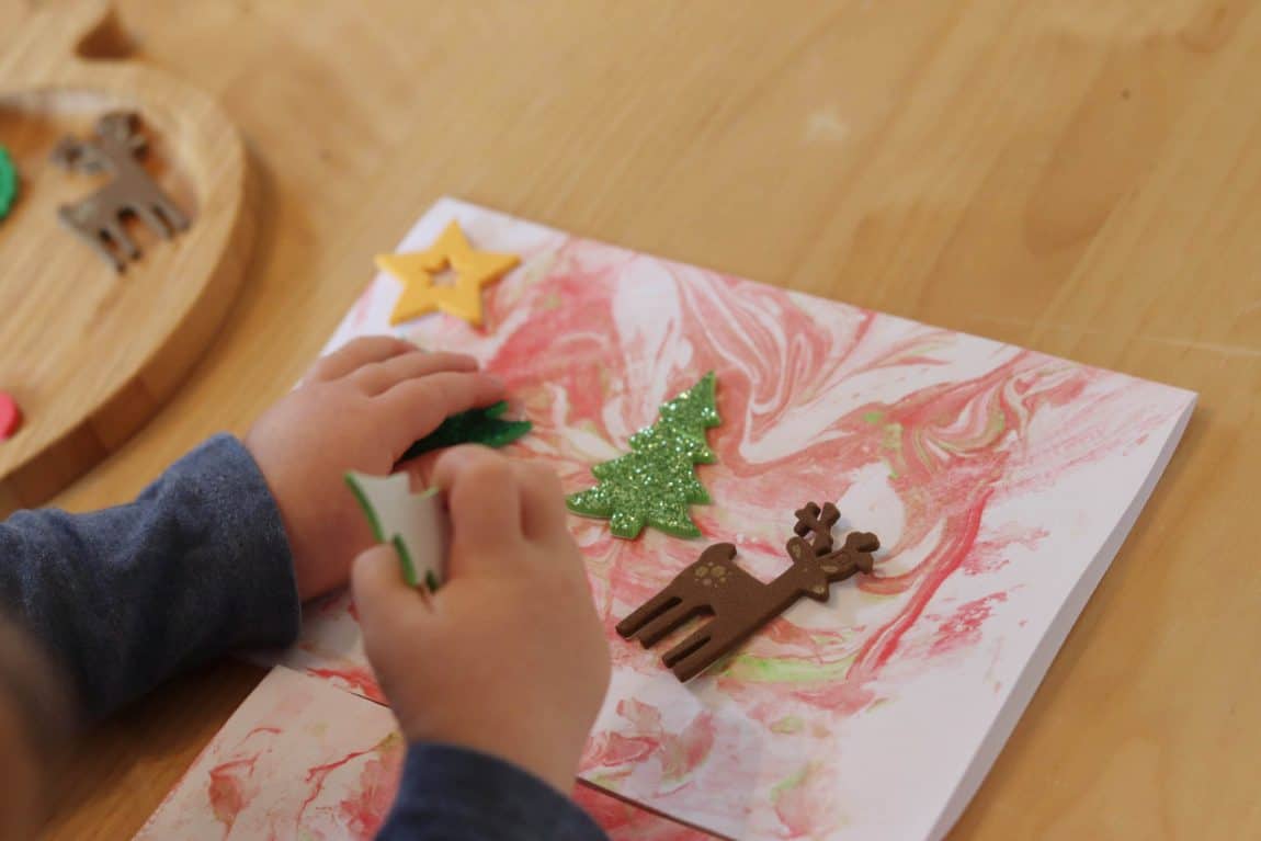 Måla dina egna julkort. Barnfigurer håller ihop söta pysselidéer
