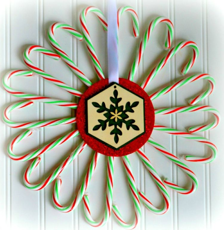 Julkrans tinker godisrör idé grön röd vit traditionella färger