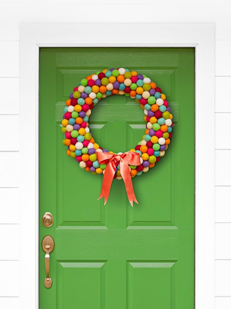 tinker julkrans färgglada bollar diy idé slinga röd grön dörr