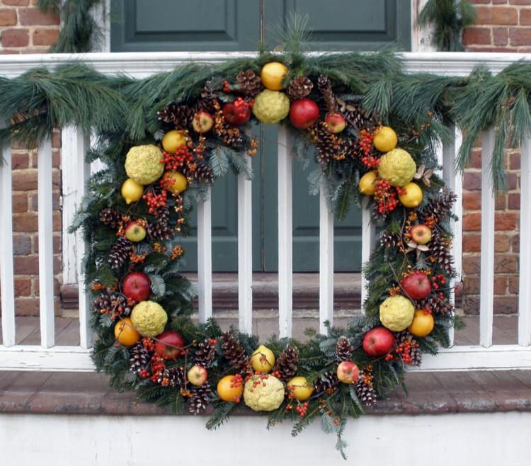 tinker julkrans veranda dekoration idé äpplen gran grenar