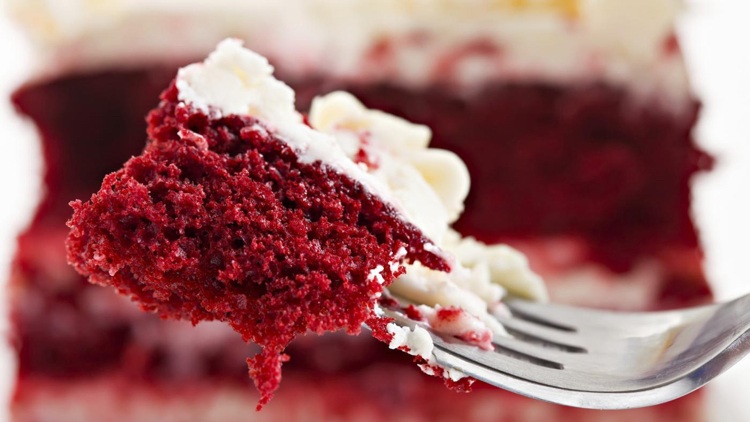 Baka julkaka -röd-färg-tårta bas-läcker-gaffel