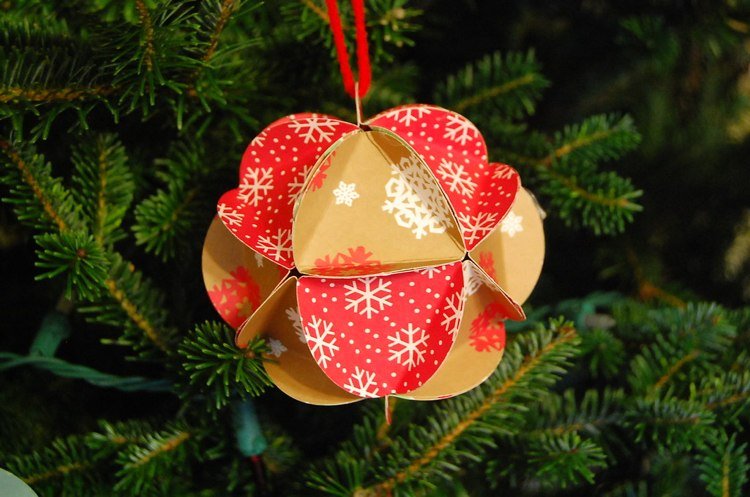 Gör din egen julpynt av papper och häng glada julgranskulor på granen