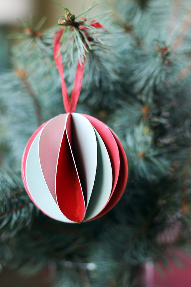 Gör julpynt själv Instruktioner för origami -julkulor av papper