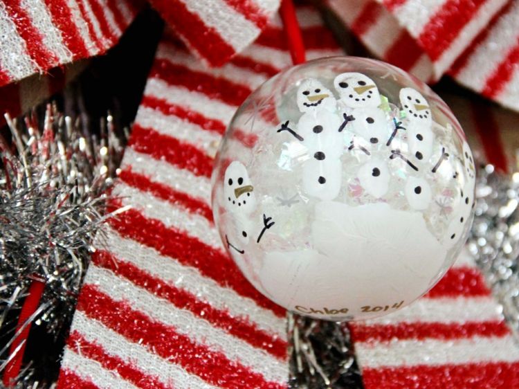 tinker julbollar med barn snögubbar handavtryck dekoration