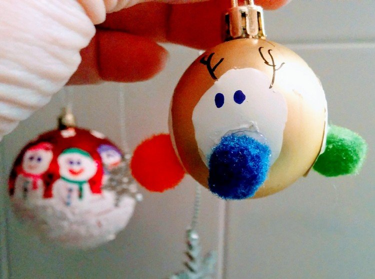 Måla julgranskulor med småbarn och dekorera ett renmotiv
