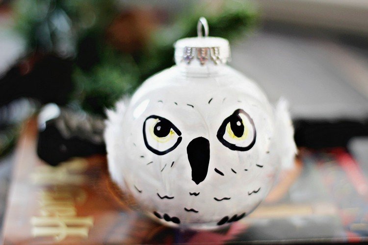 Måla julbollen som Hedwig Owl från Harry Potter