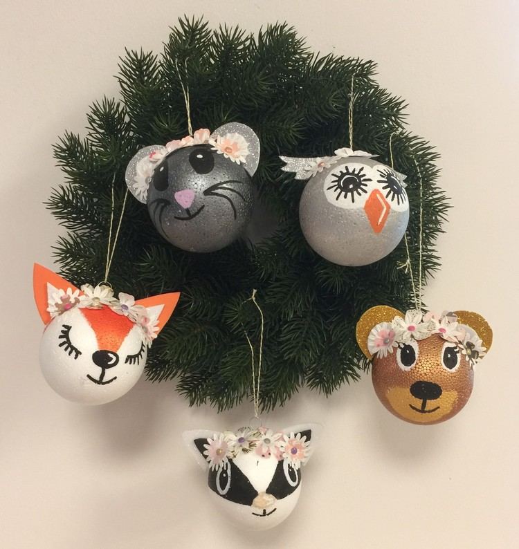 Måla frigolitbollar som djur med barn till jul