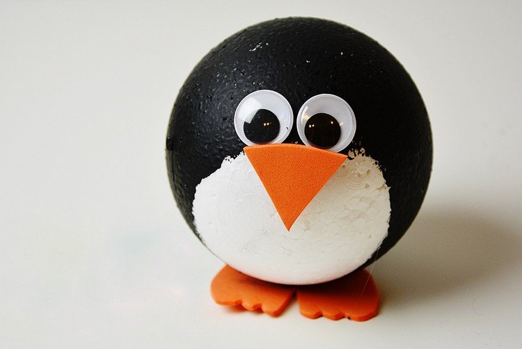 Måla frigolitboll som en pingvin med barn