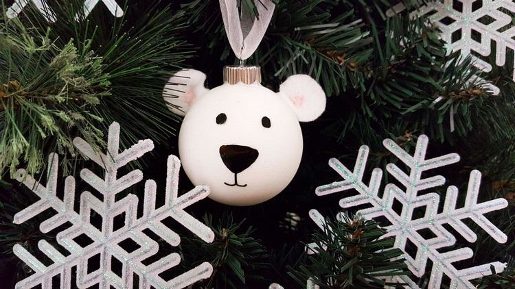 Måla julgranskulan vit och dekorera den som en isbjörn