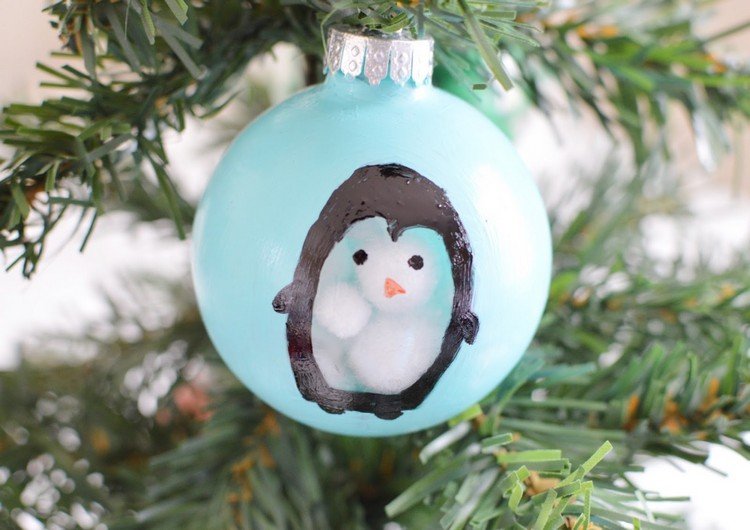 DIY julkula måla akrylboll som en pingvin och fyll den med pom-poms