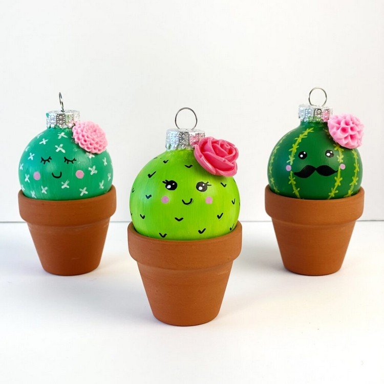 Kaktusar som en fin idé för att måla julbollar med barn