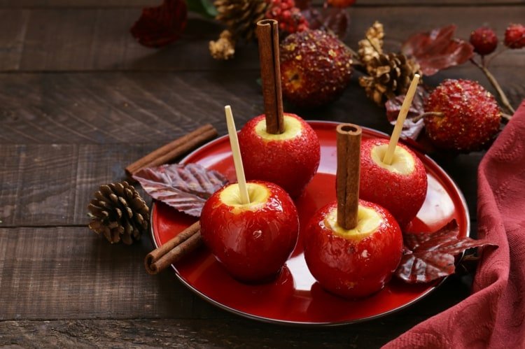 Gör kanderade äpplen själv till julmarknaden hemma med kanelstänger
