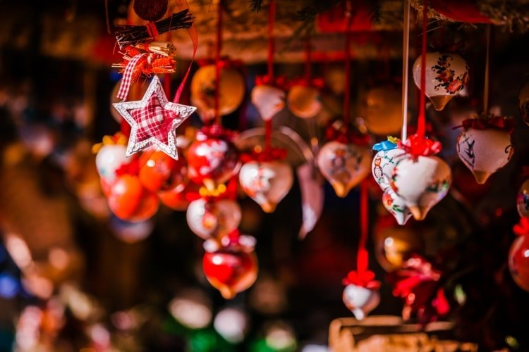 Dekorera julmarknaden ordentligt hemma med julpynt och typiska inslag på julmarknaderna