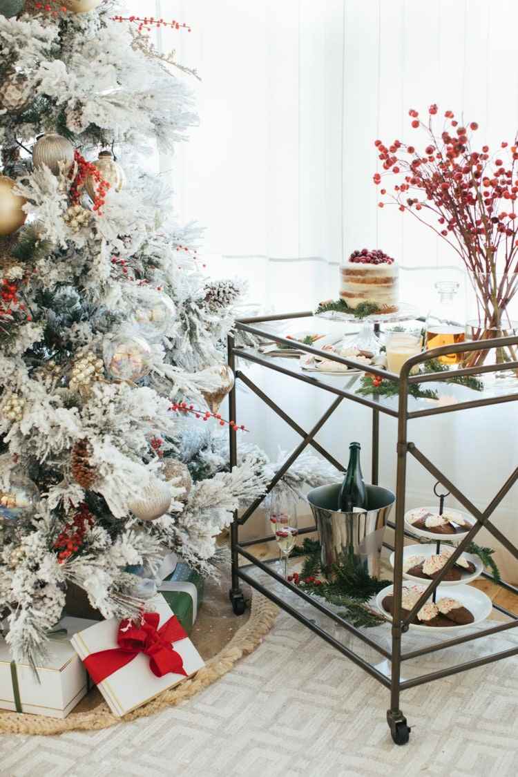 Förbered julmarknadsrätter och drycker på ett serveringsbord i ditt hem