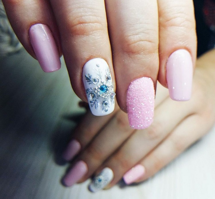 Subtila julspikar 2020 Julspikar Inspo Rhinestones Nail Decoration Ideas
