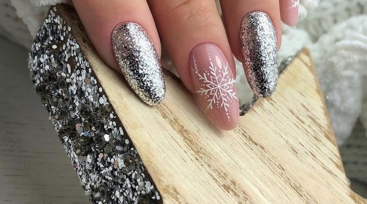 naglar med snöflinga och glitter
