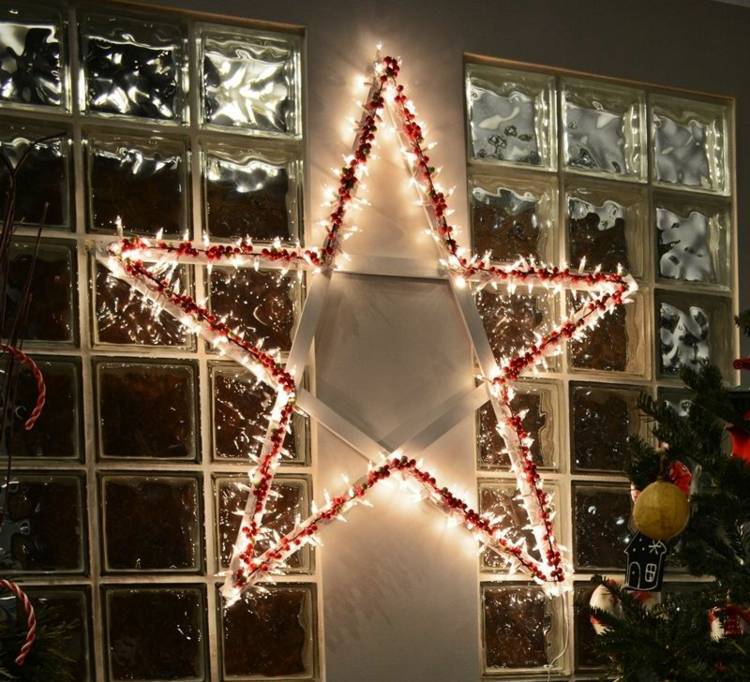 Upplyst stjärna som en juldekoration gjord av trälister och sagoljus