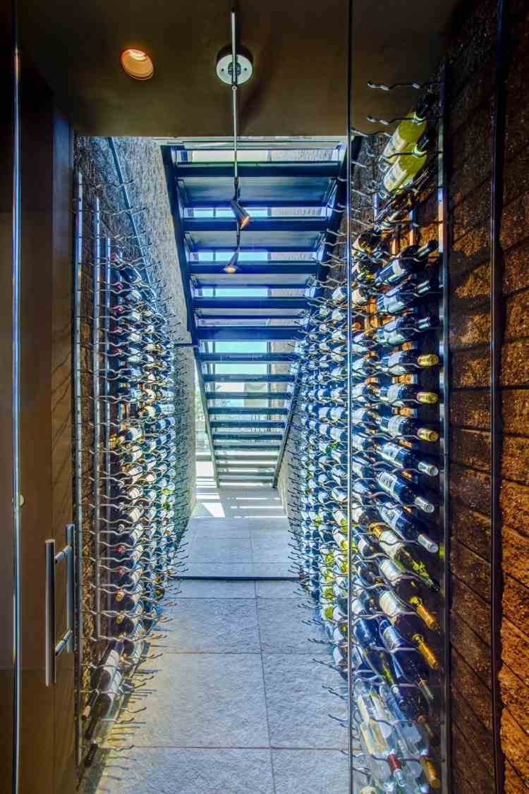 Vinförvaring under trappor-hylla-metall-belysning-idé