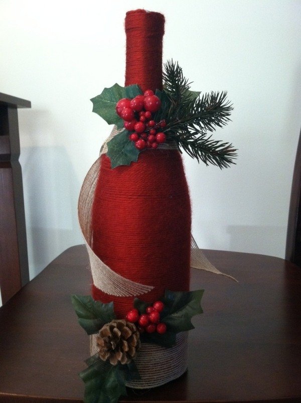 vinflaskor till jul dekorera mistelröda garngranar