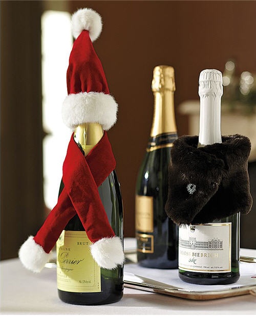 förpackning av vinflaskor för juldukar hattar som klär upp sig