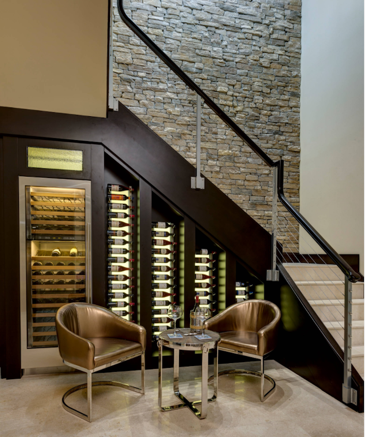vinkällare-byggnad-modern-design-trappor-vin-ställningar-belysning