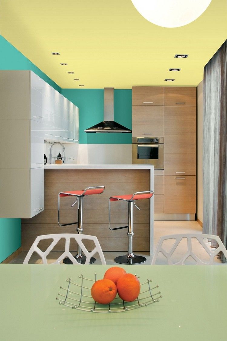 Vilken färg för köket grön-vägg-färg-gul-tak-trä-högglans-vit-front-halvön