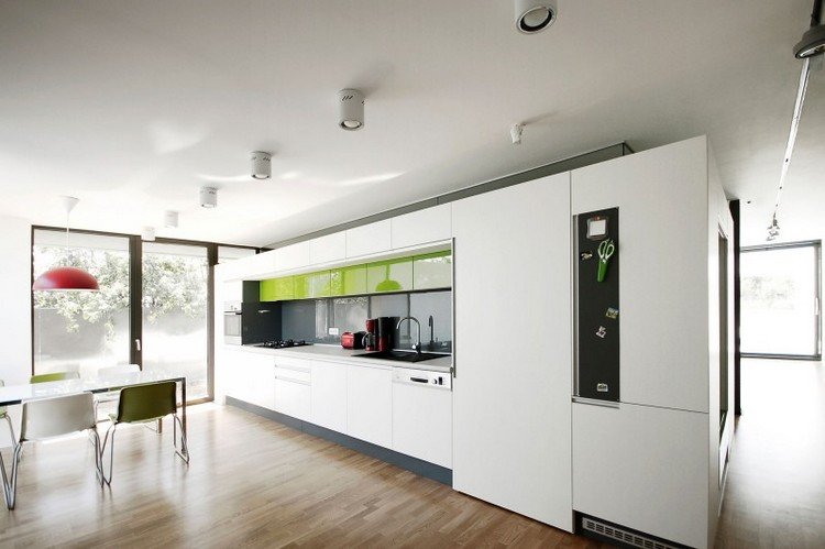vilken-färg-kök-modern-vit-matt-fronter-glas-antracit-stänkskydd-grönt-väggskåp