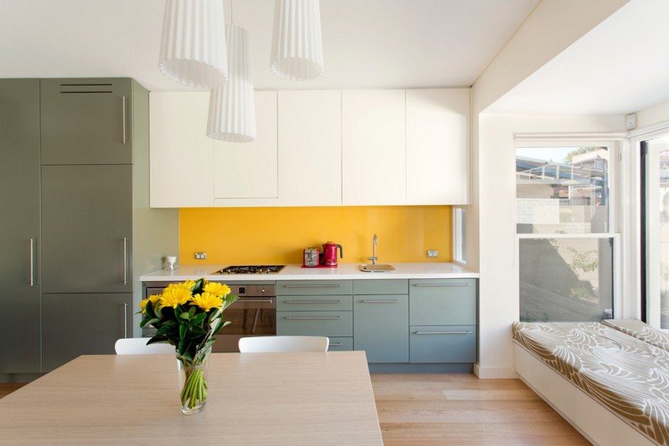 Vilken färg för köket gul-glas-stänkskydd-vit-grå-fronter