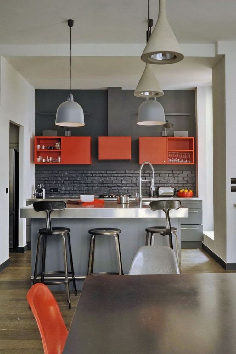 vilken-färg-kök-sten-grå-vägg-orange-vägg-skåp-rostfritt stål-bänkskivor