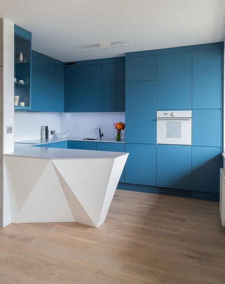 vilken-färg-kök-matt-blå-fronter-vit-halvö-bänkskiva-bak-vägg-glas