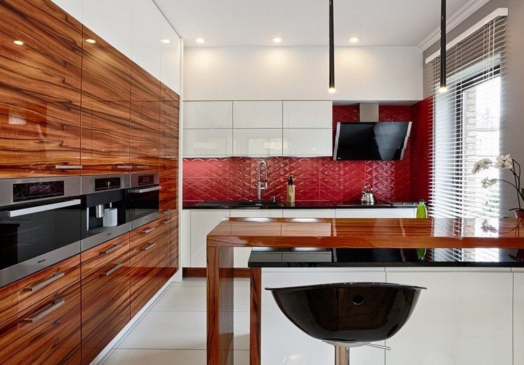 vilken-färg-kök-högglans-vit-trä-fronter-röd-3d-väggpaneler-svart-bänkskiva
