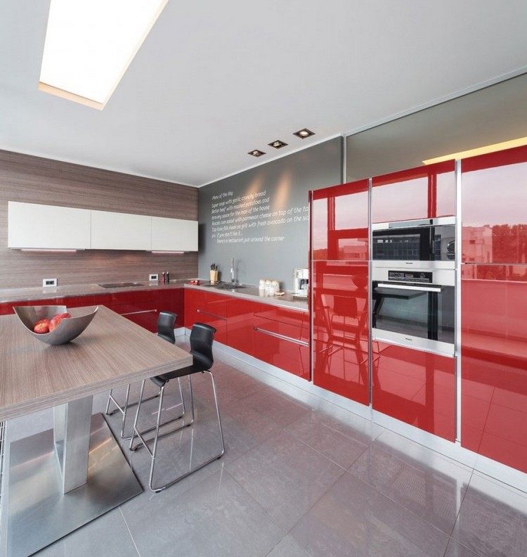 vilken-färg-kök-grå-vägg-färg-trä-vägg-panel-röd-högglans-fronter