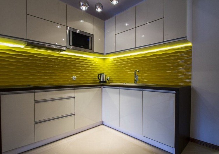 vilken-färg-kök-modern-gul-3d-paneler-stänkskydd-led-remsor