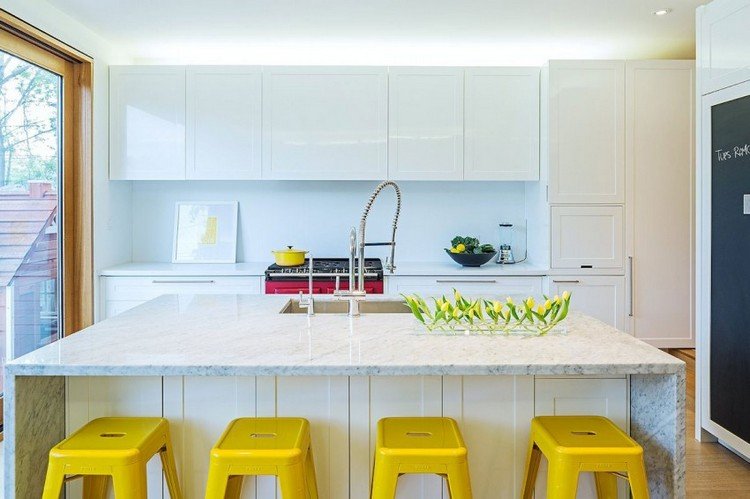vilken-färg-kök-högglans-vit-marmor-bänkskiva-ö-gul-barstol