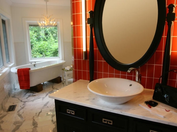 badrumsfärg teracotta orange svart marmorgolv