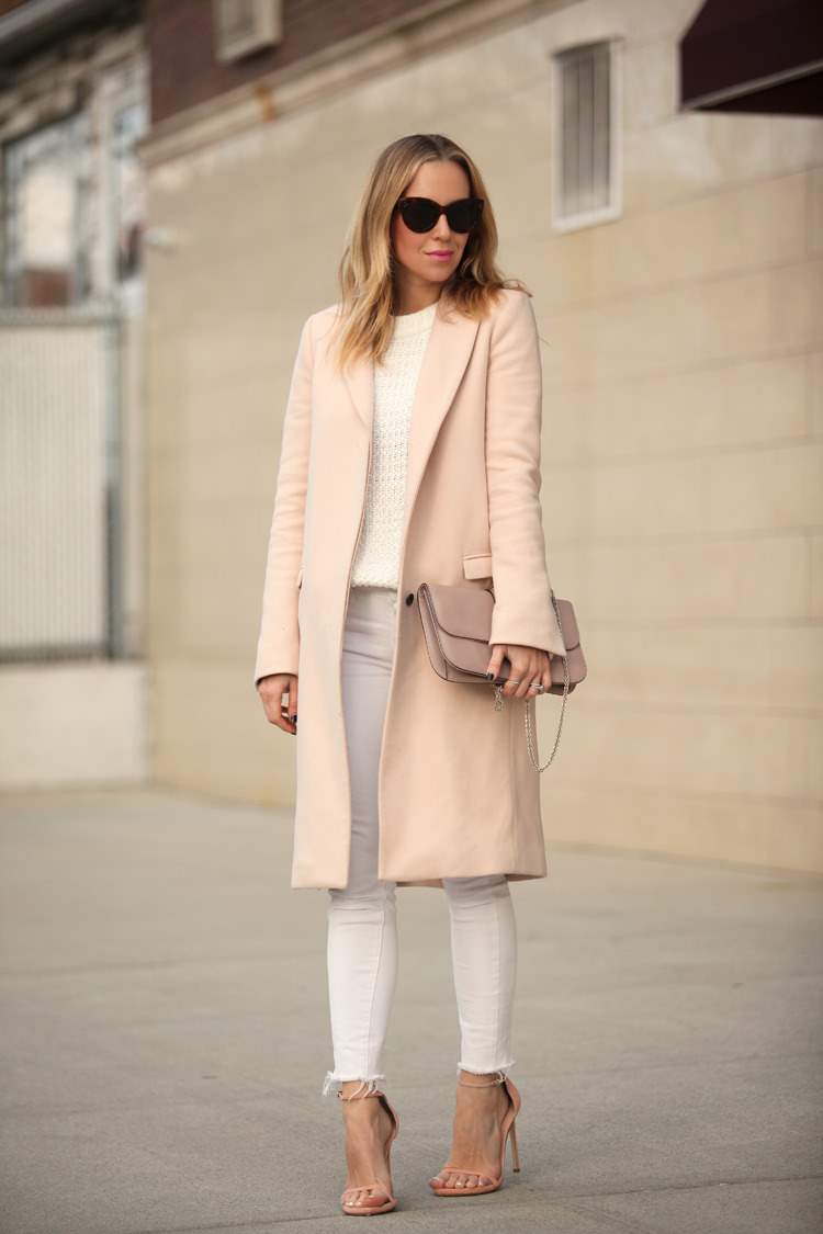 Textilfärg dammiga rosa affärsdräkter vårvita jeans kombinerar modetrender