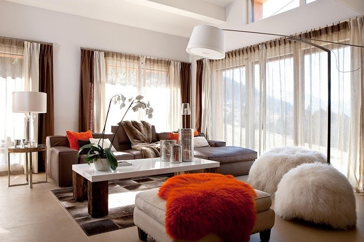 vardagsrum modern brun soffa orange accenter
