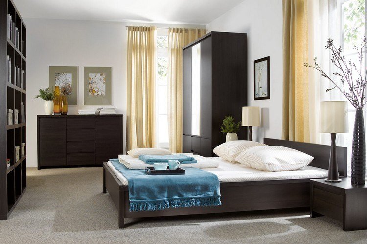 Vilka färger matchar wenge-möbler-sovrum-gula gardiner