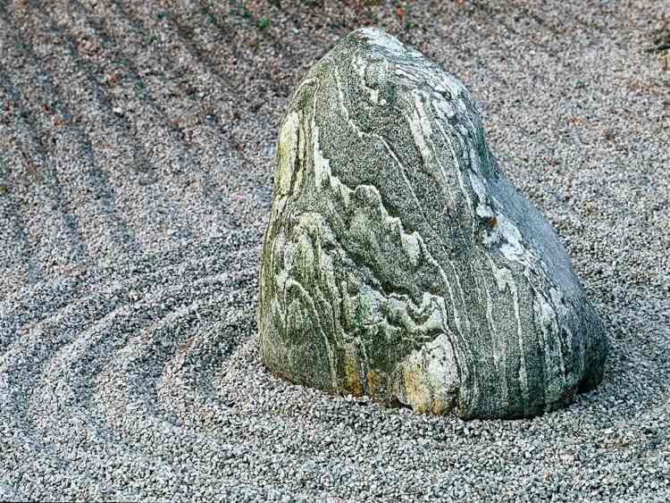 prydnadsgrus-granit-zen-trädgård-stenblock