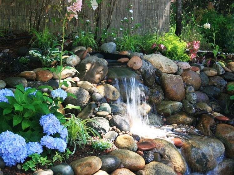 Flodstenar-trädgård-vattenfall-bäck