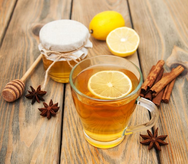 Viktminskning drycker utom vatten med kanel och honung för en söt drink
