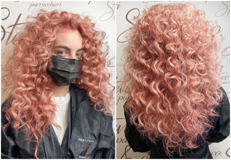 Rosegoldt rosa blont hår med lockar