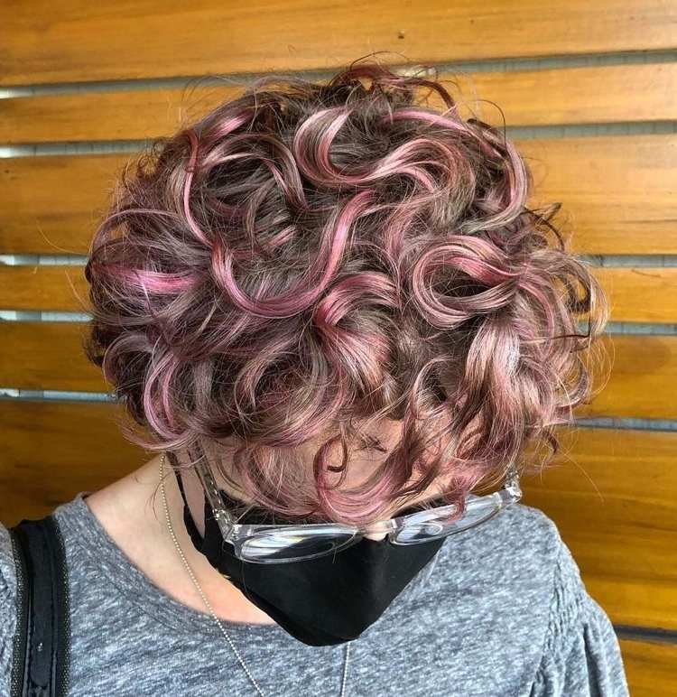 Rosebrun hårfärg med kort frisyr