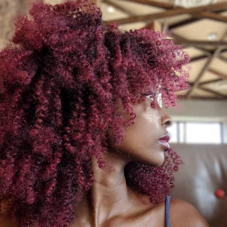 Mörkröd perfekt hårfärg för afrohår