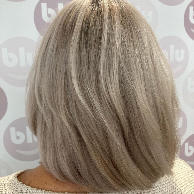 Krämblond naturlig blond hårfärg för kvinnor över 50 år