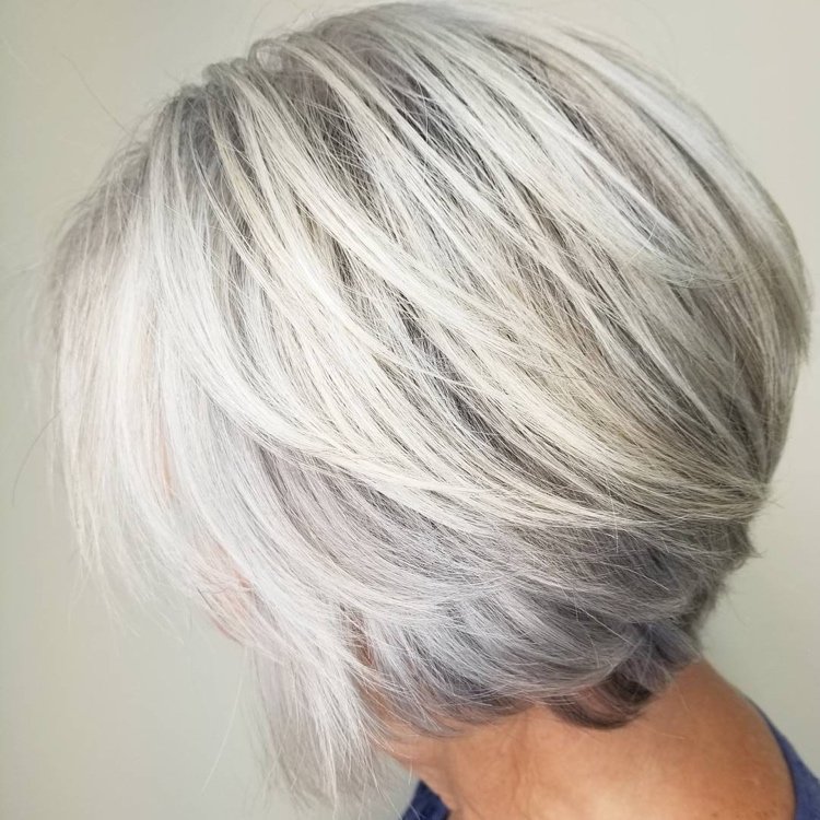platinablond vitblond hårfärg för äldre kvinnor